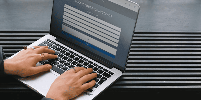Filling out the trade-in form at ILLUCO