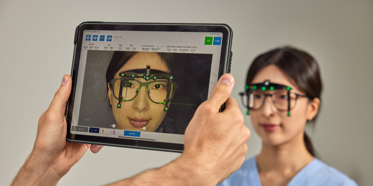 ILLUCO Loupes Measurement with Optikam on woman