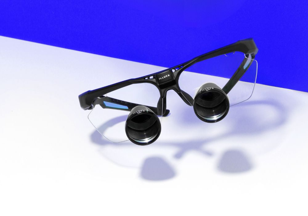 ILLUCO TTL Loupes with white and blue background