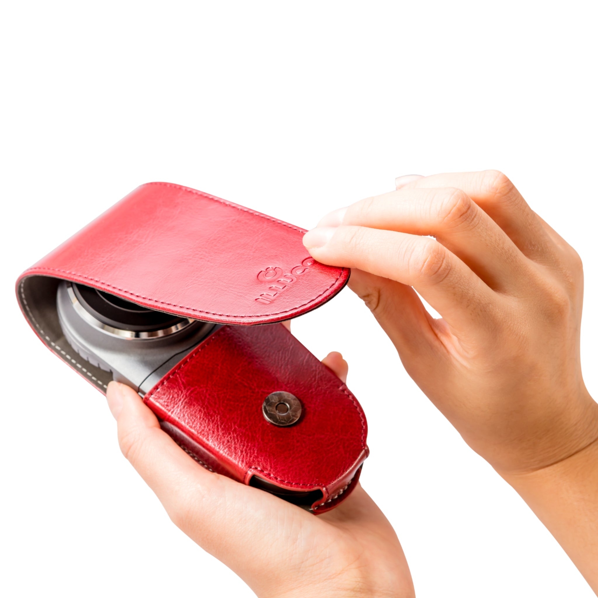 Illuco Leather Pouch Belt Clip in red in hand