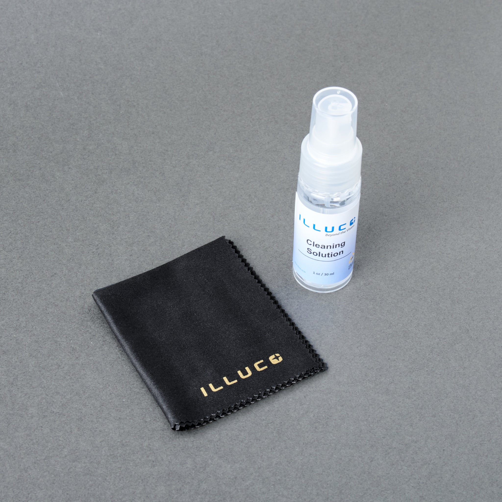 ILLUCO Cleaning Spray and cloth for loupes Main image