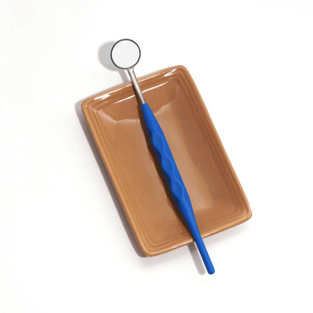 ILLUCO Dental Mirror on a brown tray against a white background