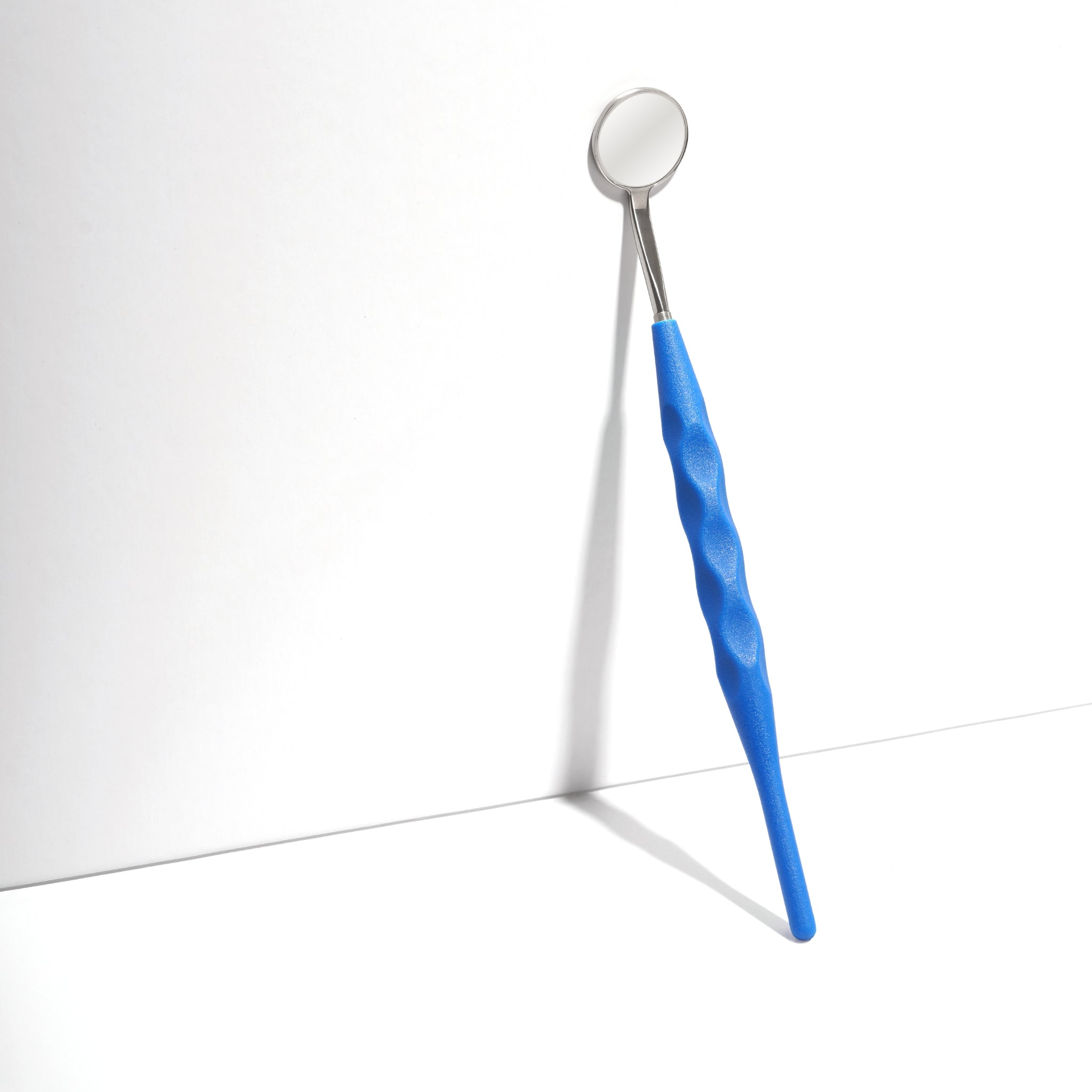 ILLUCO Dental mirror with blue handle on a white background Main image