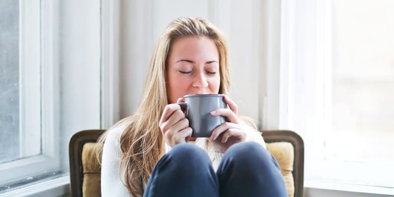 Woman sitting on a chair waiting for her delivery from ILLUCO